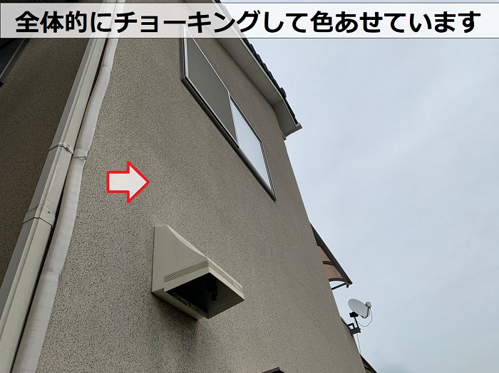 戸建ての外壁が色あせている様子